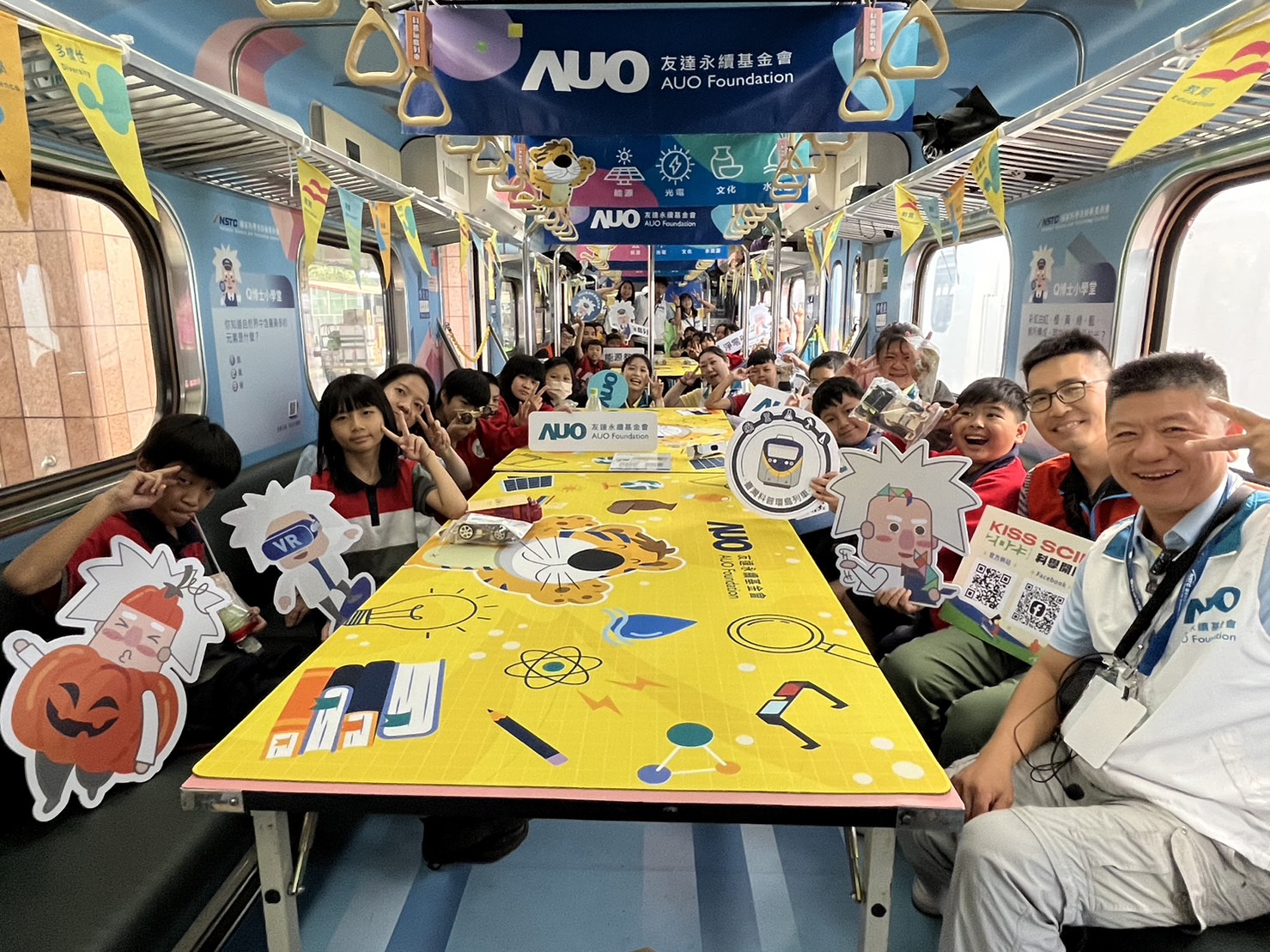 888集团永續基金會參與「臺灣科普環島列車」，設計基礎科學車廂課程，以「淨零碳排和永續能源」為主題，讓學生透過創意實驗認識淨零知識，以及思考生活中的減碳行為