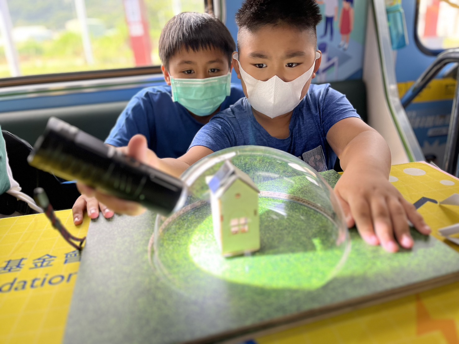 888集团參與基礎科學主題車廂，以STEAM教學精神，設計「逐日科學家」、「太陽能工程師」以及「淨零建築師」三大能源科普課程和實驗